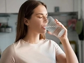 Uống không đủ nước có thể tác hại đến cột sống và lưng