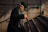 Người thu nhập thấp Hàn Quốc sống trong cô đơn, sợ chết không ai hay