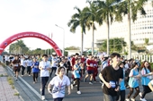 Hàng trăm bạn trẻ đến từ các nước ASEAN và Nhật Bản cùng tham gia chạy bộ