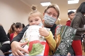Cộng đồng người Việt Nam ở Nga tặng quà trẻ em khuyết tật nhân dịp năm mới