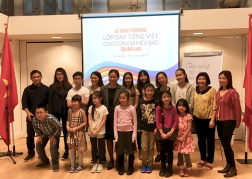 Cần đẩy mạnh hỗ trợ cộng đồng người Việt Nam ở nước ngoài trong việc dạy và học tiếng Việt