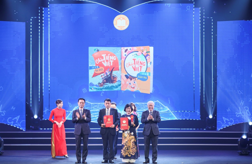 Sách Chào tiếng Việt  cấp độ 1 và 2 dành cho trẻ em Việt Nam ở nước ngoài đạt giải A