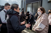 Đoàn công tác Tổng Lãnh sự quán Osaka hỗ trợ người dân bị ảnh hưởng bởi động đất