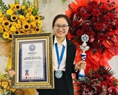 Tuyển thủ Việt Nam Đặng Ngọc Phương Trinh khoe chứng nhận kỷ lục thế giới