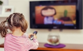 Trẻ dưới 2 tuổi coi ti vi nhiều dễ bị lệch hành vi - cảm giác