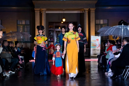 Duyên dáng tà áo dài Việt Nam tại tỉnh Fukuoka của Nhật Bản