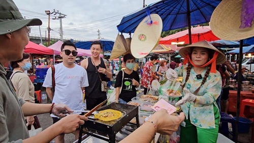 Lan tỏa trên mạng xã hội 
Quầy bánh tráng nướng đắt khách của chàng rể Việt tại Thái Lan