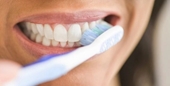 7 lý do khiến chân răng chảy máu thường xuyên
