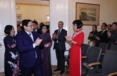 Thủ tướng gặp gỡ nhân viên Đại sứ quán và cộng đồng người Việt Nam tại Hungary