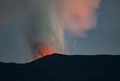 Núi lửa thay nhau phun trào, hàng nghìn người ở Indonesia phải sơ tán