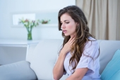 Cảm giác nghẹn ở họng có thể cảnh báo vấn đề sức khỏe nghiêm trọng