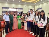 Nhiều sinh viên Lào, Campuchia bất ngờ được nhận lì xì tết sớm