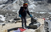 Cậu bé 2 tuổi trở thành người trẻ nhất đến được trại căn cứ Everest