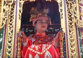 Rước kiệu nữ tướng 11 tuổi tại hội Gióng