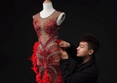 Nam sinh thiết kế trang phục cho hoa hậu quốc tế