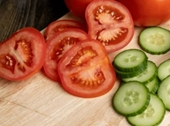 Ăn dưa leo với cà chua, ớt sẽ khiến cơ thể không hấp thụ vitamin C
