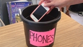 Anh cấm học sinh sử dụng điện thoại tại trường