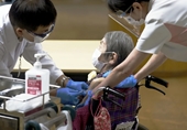 Nhật Bản ngừng trợ cấp chi phí điều trị COVID-19
