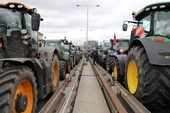 Nông dân lái máy kéo biểu tình dọc biên giới Cộng hòa Séc và Slovakia