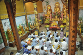 Đông đảo kiều bào đang sinh sống tại Lào về dự Lễ Thượng Nguyên