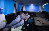 Chi phí sinh hoạt tăng cao, nhiều người Nhật chọn ngủ trong xe, quán cà phê