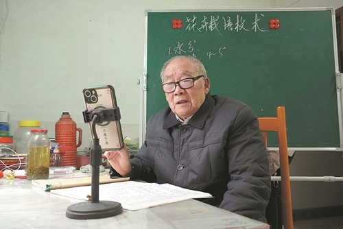 Cựu giáo viên Trung Quốc hào hứng trở lại giảng dạy