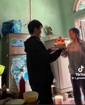 Điều ước của mẹ khi lần đầu được con trai tổ chức sinh nhật