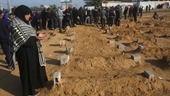 Những ngôi mộ mới xây dần thay thế nhà cửa tại Gaza