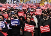 Căng thẳng dâng cao khi các bác sĩ Hàn Quốc tổ chức cuộc biểu tình rầm rộ trên đường phố