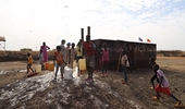 Lính công binh Việt Nam mang nước sạch về cho người dân Abyei