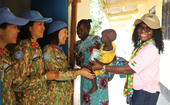 Nữ chiến sĩ mũ nồi xanh tặng sữa non cho các sản phụ ở Abyei