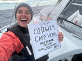 Vượt qua nhiều kiếp nạn , cô gái 29 tuổi một mình đi thuyền vòng quanh thế giới