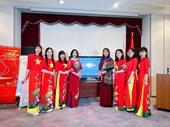 Phụ nữ Việt Nam tại Osaka Nhật Bản được tặng áo dài nhân dịp 8 3