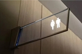 Nam nhân viên bị đuổi việc vì vào nhầm nhà vệ sinh nữ