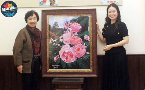 Tiến sĩ Thẩm Hoàng Điệp trao bức tranh đấu giá thành công gây quỹ Mottainai