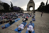 Mexico Ngủ trưa tập thể trên đường phố để hưởng ứng Ngày Giấc ngủ Thế giới