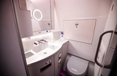 Nhà vệ sinh trên máy bay hoạt động như thế nào ở độ cao 10 000m