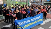 Chính phủ Hàn Quốc cáo buộc các giáo sư y khoa tống tiền’ người dân