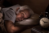 Vì sao về già ngủ ít và thức dậy sớm hơn
