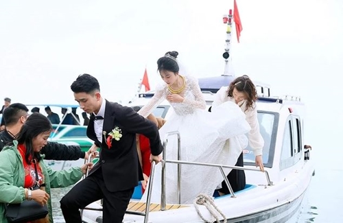 Lan tỏa trên mạng xã hội Thú vị đám cưới rước dâu bằng tàu cao tốc