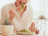 Ăn nhanh, nhai nuốt vội ảnh hưởng đến sức khỏe thế nào