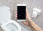 Không ai muốn dùng điện thoại trong nhà vệ sinh khi biết tác hại này