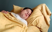 Sử dụng gối cao khi ngủ ảnh hưởng đến sức khoẻ như thế nào