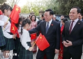 Chủ tịch Quốc hội Vương Đình Huệ gặp gỡ cộng đồng người Việt Nam tại Trung Quốc