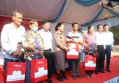 600 người dân Campuchia và người gốc Việt được khám bệnh, tặng quà