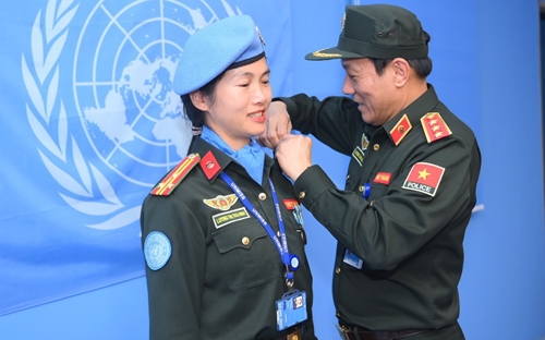 Trung tá Lương Thị Trà Vinh được thăng cấp bậc Thượng tá trước niên hạn tại Nam Sudan
