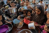 Pháp và các nước thả 110 tấn hàng gồm lương thực, thuốc men xuống Dải Gaza