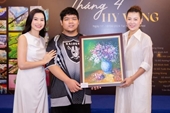 Diễn viên Thanh Hương mua tranh ủng hộ trẻ tự kỷ