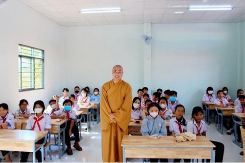 Sư thầy vận động tiền tỉ xây phòng học giúp trẻ em dân tộc