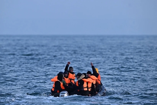 Lực lượng cứu hộ Pháp cứu gần 50 người di cư vượt eo biển Manche